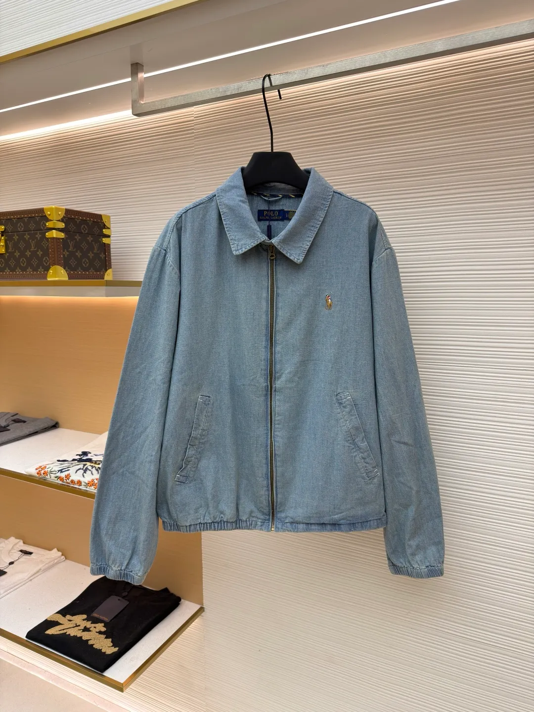 Ralph Lauren colorful embroidered denim jacket ●Original version: Purchased and developed for 2690 ●Item number: 1681834-B15 ●Material: cotton denim fabric ●Technology: embroidery production ●Color: blue ●Version: Fitted version ●Weight: about 460 grams ●Size: S-M-L-XL ●Description: Custom dyed cloud-like plain cotton denim Soft and silky Comfortable and skin-friendly Mist indigo A denim poem dyed with time The exquisite colorful pony logo on the left chest jumps into indigo, which is highly recognizable. It carries an atmosphere of freedom and vitality. It is a symphony of pure and smart colors. The neckline is neatly folded. The details that are stunning at a glance are critical. The classic is reconstructed with a neat silhouette. Even walking is designed to be easy. Imported machine embroidery technology is used. Advanced computer control systems and precision mechanical components are used to realize colorful pony embroidery operations. High precision. The lines are smooth and delicate. The template machine opens the bag. The preset template guides the position, shape and size of the bag opening. The accuracy ensures the quality of the bag opening effect. The hem is made at one time using a three-needle waist-drawing machine. The elastic band and the fabric are sewn together in the same process using the special needle position and feeding mechanism of the machine. The three-needle design is stronger and can evenly distribute pressure. Make sure the elastic band is closely attached to the fabric, use the washing and frying process, give priority to the special desizing agent, and then soak the fabric in it to evenly receive the sizing. After desizing, finally rinse it. The workmanship is extremely complicated and the loss is high. The overall wiring is straight and delicate, the fabric is comfortable and soft, and the color is consistent without color difference. It can be matched with the same style to create a fashionable look and control various occasions. Customized accessories, complete with three standards, same style for men and women!